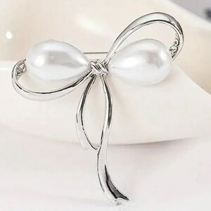 ⚪️🩶⚪️ “SILVER BOW BROOCH” WITH PEARL AND CRYSTAL RHINESTONE ACCENTS❗️⚪️🩶⚪️